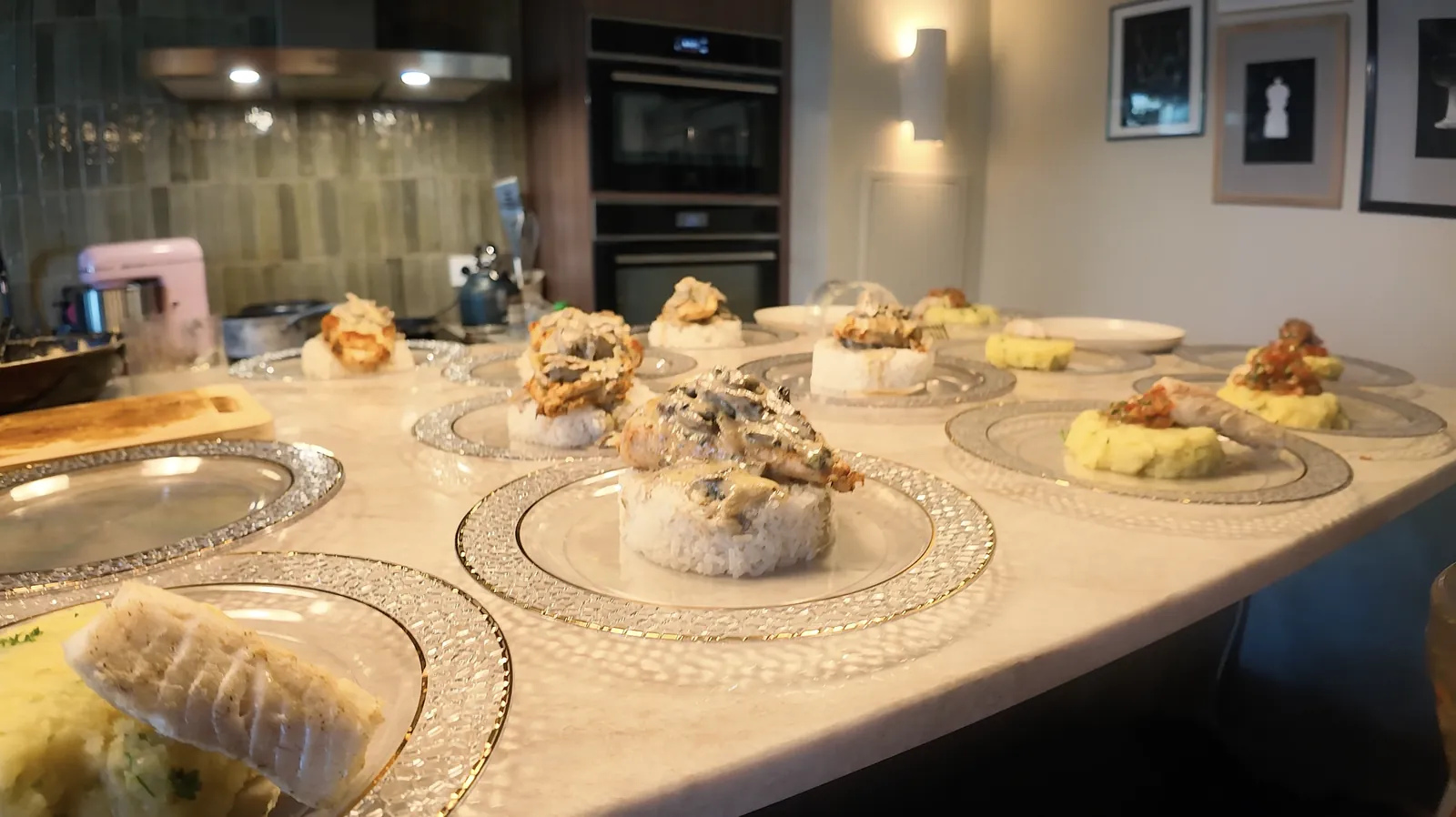 Assiettes dressées en cuisine, prêtes à être servies.